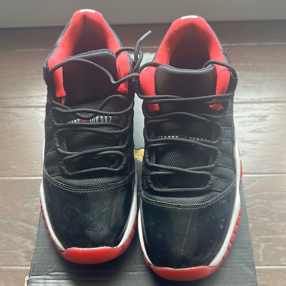 The low-top Air Jordan 11 Low 'Bred'  grade school/ Big Kid 6.5